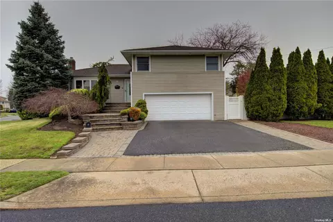 2 Patricia St, Plainview, NY 11803