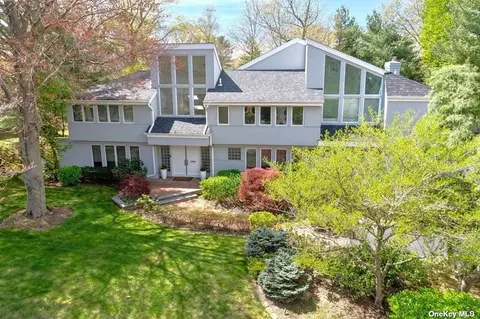 19 Peacock Dr, East Hills, NY 11576
