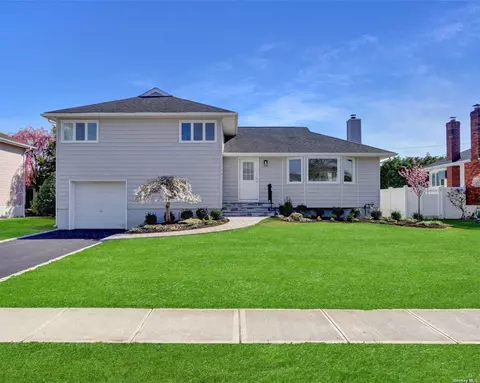 310 Banbury Rd, Massapequa, NY 11758