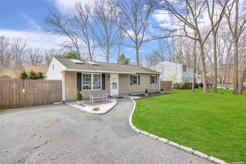 46 Iroquois Trl, Ridge, NY 11961