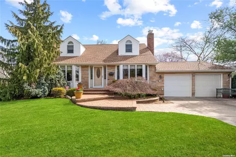 18 Martin Pl, Syosset, NY 11791