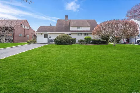 149 Duckpond Dr N, Wantagh, NY 11793
