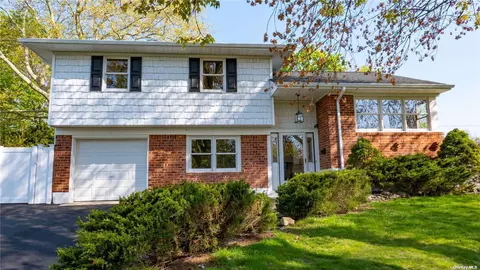 14 Brocton Ln, Kings Park, NY 11754