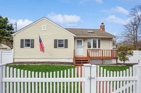 186 Lynbrook Dr, Mastic Beach, NY 11951