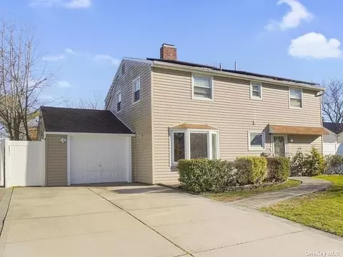 55 Bamboo Ln, Hicksville, NY 11801
