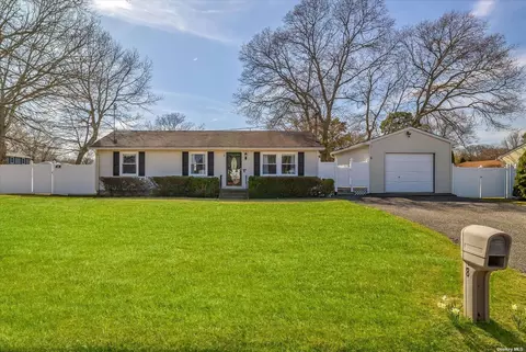 8 Helene Dr, Shirley, NY 11967