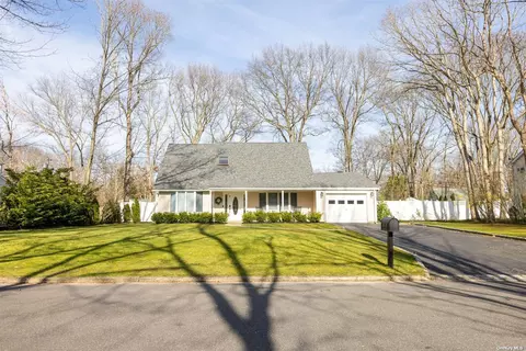 21 Stafford Ln, Stony Brook, NY 11790