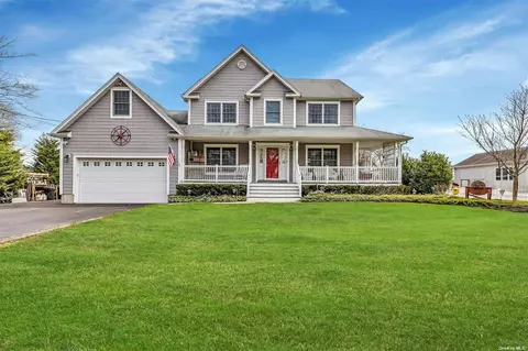 137 Hewitt Blvd, Center Moriches, NY 11934