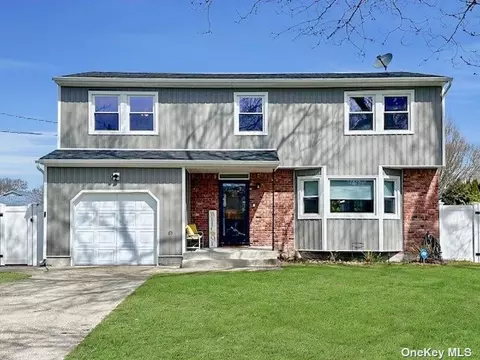 27 Breston Dr W, Shirley, NY 11967