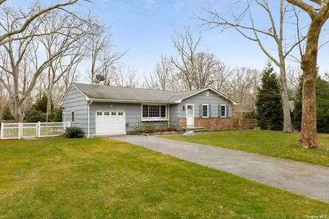 26 Lynn Ave, Hampton Bays, NY 11946
