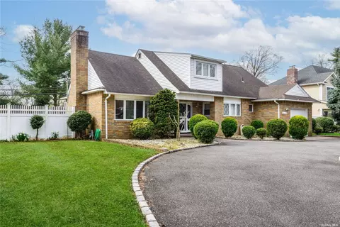 36 Robin Rd, Westbury, NY 11590