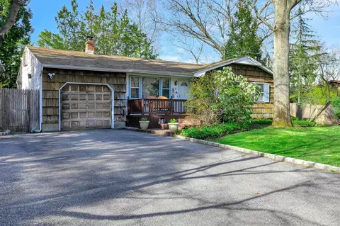 11 Madeline Rd, Ridge, NY 11961