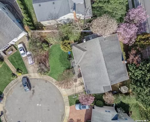 1 Ardsley Cir, Rockville Centre, NY 11570