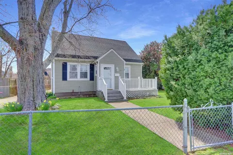 30 Peters Ln, North Babylon, NY 11703
