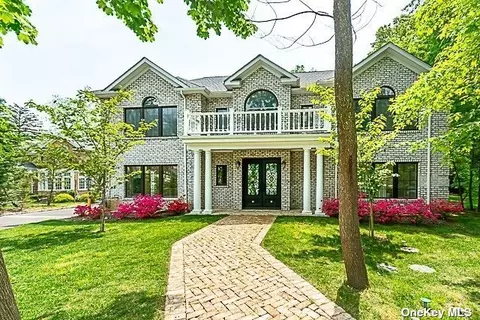9 Radcliff Dr, Great Neck, NY 11024