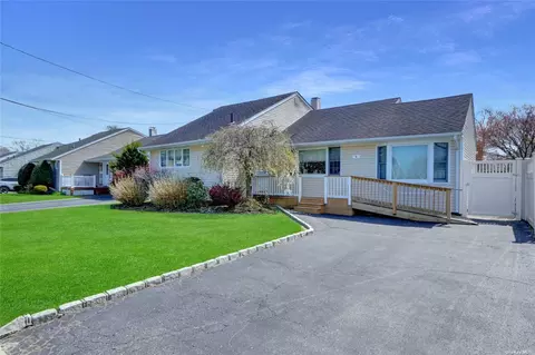 4 Jeffrey Ln, North Babylon, NY 11703