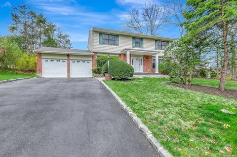 16 Peppermill Ct, Commack, NY 11725