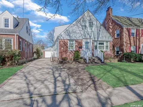 124 Locust St, Floral Park, NY 11001