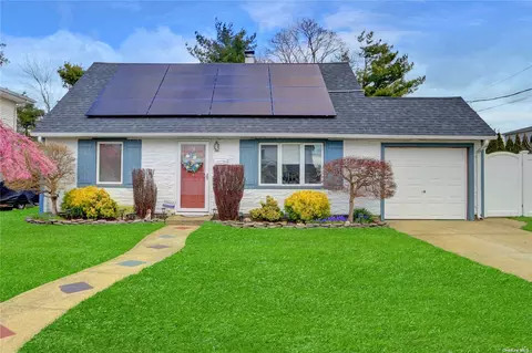 4 Seaton St, Massapequa, NY 11758