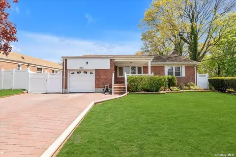 843 Niagara St, Elmont, NY 11003