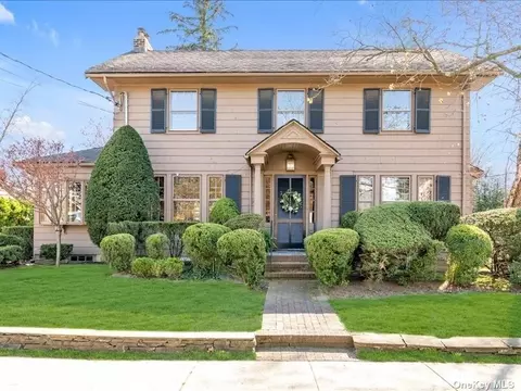 16 Lexington St, Rockville Centre, NY 11570