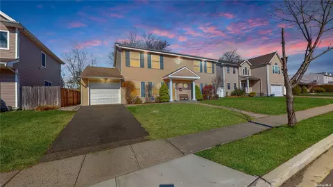 27 Candy Ln, Syosset, NY 11791