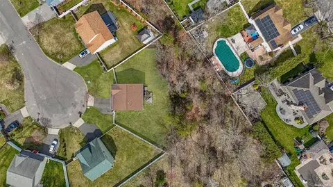 42 Chauncey Ln, Coram, NY 11727