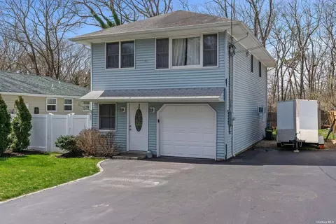 126 Panamoka Trl, Ridge, NY 11961