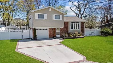 323 W 20th St, Deer Park, NY 11729