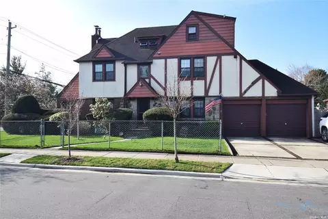 90 Robertson Rd, Lynbrook, NY 11563