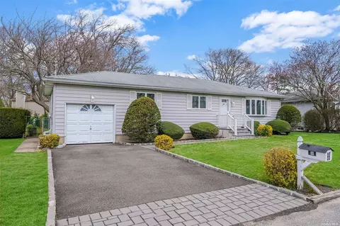 183 Arnold St, Holbrook, NY 11741