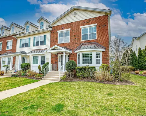 113 Brattle Cir #113, Melville, NY 11747