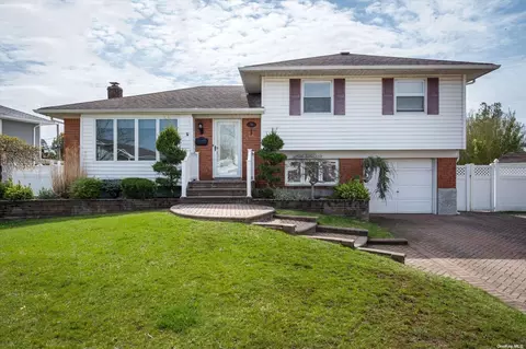 30 Eagle Ln, Farmingdale, NY 11735