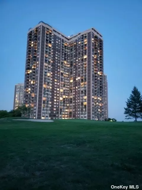 27110 Grand Central Pkwy #33B, Floral Park, NY 11005