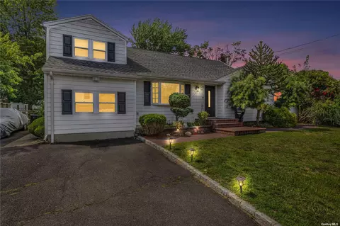 114 Elkton Ln, North Babylon, NY 11703