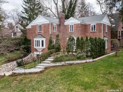 6 Great Oak Rd, Manhasset, NY 11030