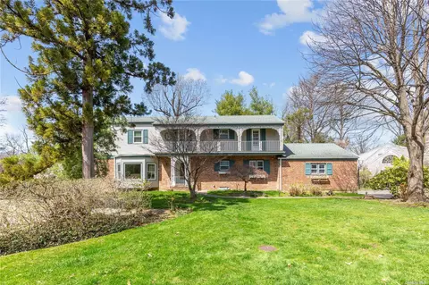 3 W Woods Rd, Great Neck, NY 11020