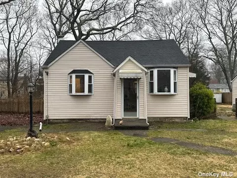 74 Corbin Ave, Shirley, NY 11967