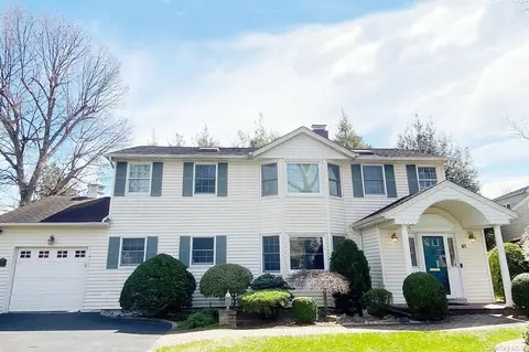 41 Argyle Rd, Albertson, NY 11507