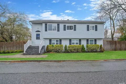 4 Hudson Ave, Sayville, NY 11782