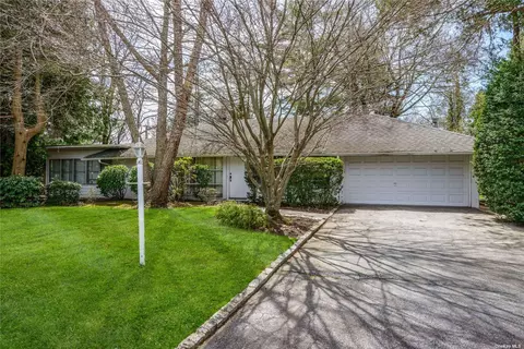24 Horseshoe Ln, Roslyn Heights, NY 11577