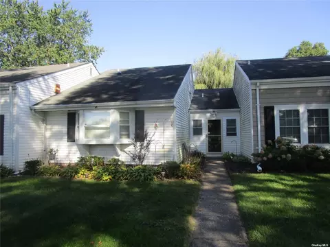 46 Freemont Ln #46, Coram, NY 11727