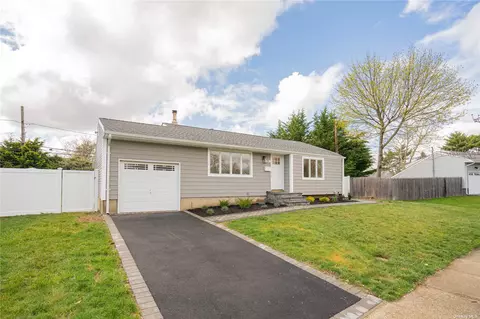 19 Doe Ln, Commack, NY 11725