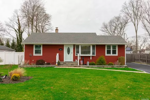 126 Meroke Ln, East Islip, NY 11730