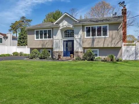 111 Geneva St, Bay Shore, NY 11706