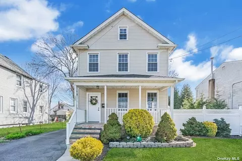 122 N 7th St, Lindenhurst, NY 11757