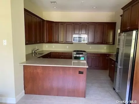 515 Pacing Way #0, Westbury, NY 11590