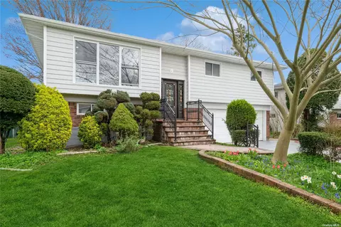 30 Richard Ct, Plainview, NY 11803