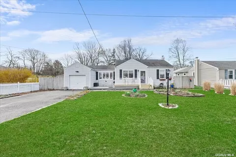 38 Argyle Dr, Shirley, NY 11967
