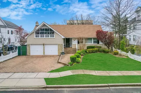 15 7th St, Valley Stream, NY 11581